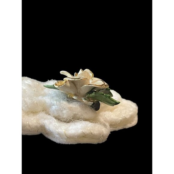 Vintage Hand Crocheted Rose with Fully Bloomed White Rose Enamel Brooch Pin - Picture 5 of 6